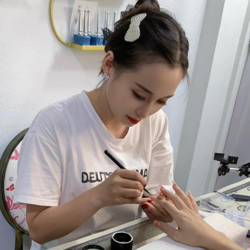 美甲设计师小燕