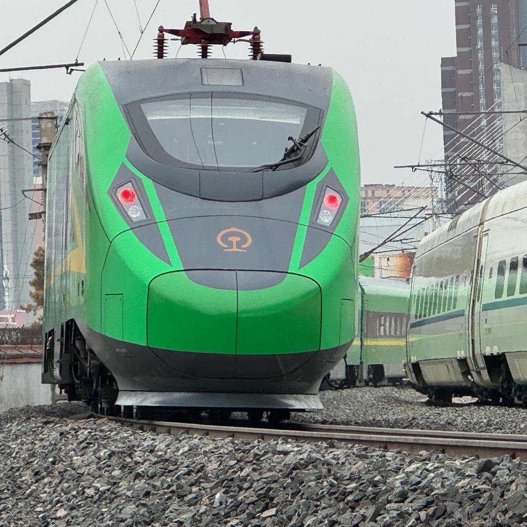 高铁、铁路爱好者。