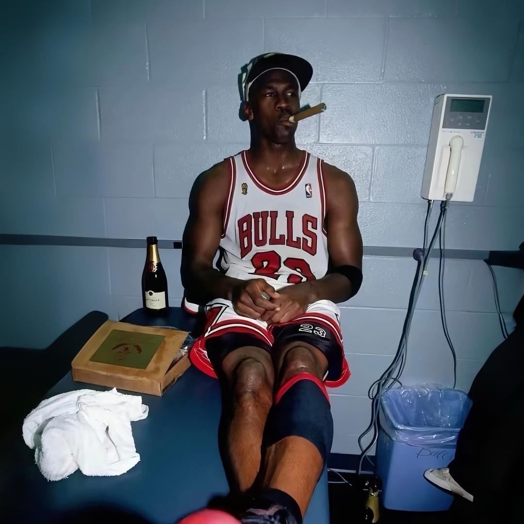 曾被下巴划伤了手