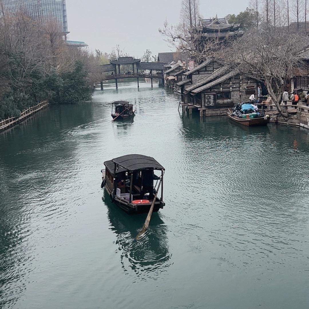 何处不相逢