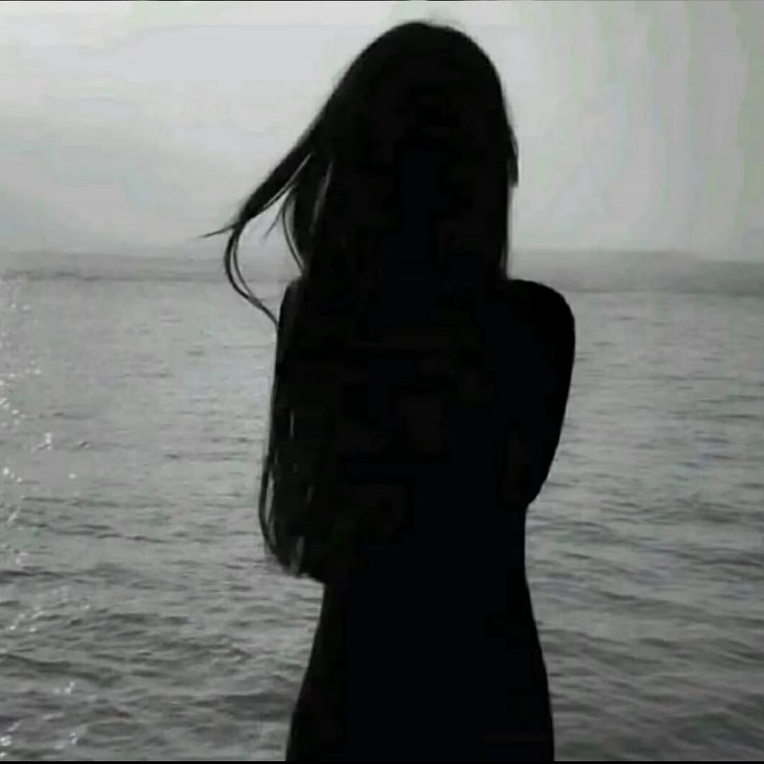 摸鱼被龙虾夹桌脚指头