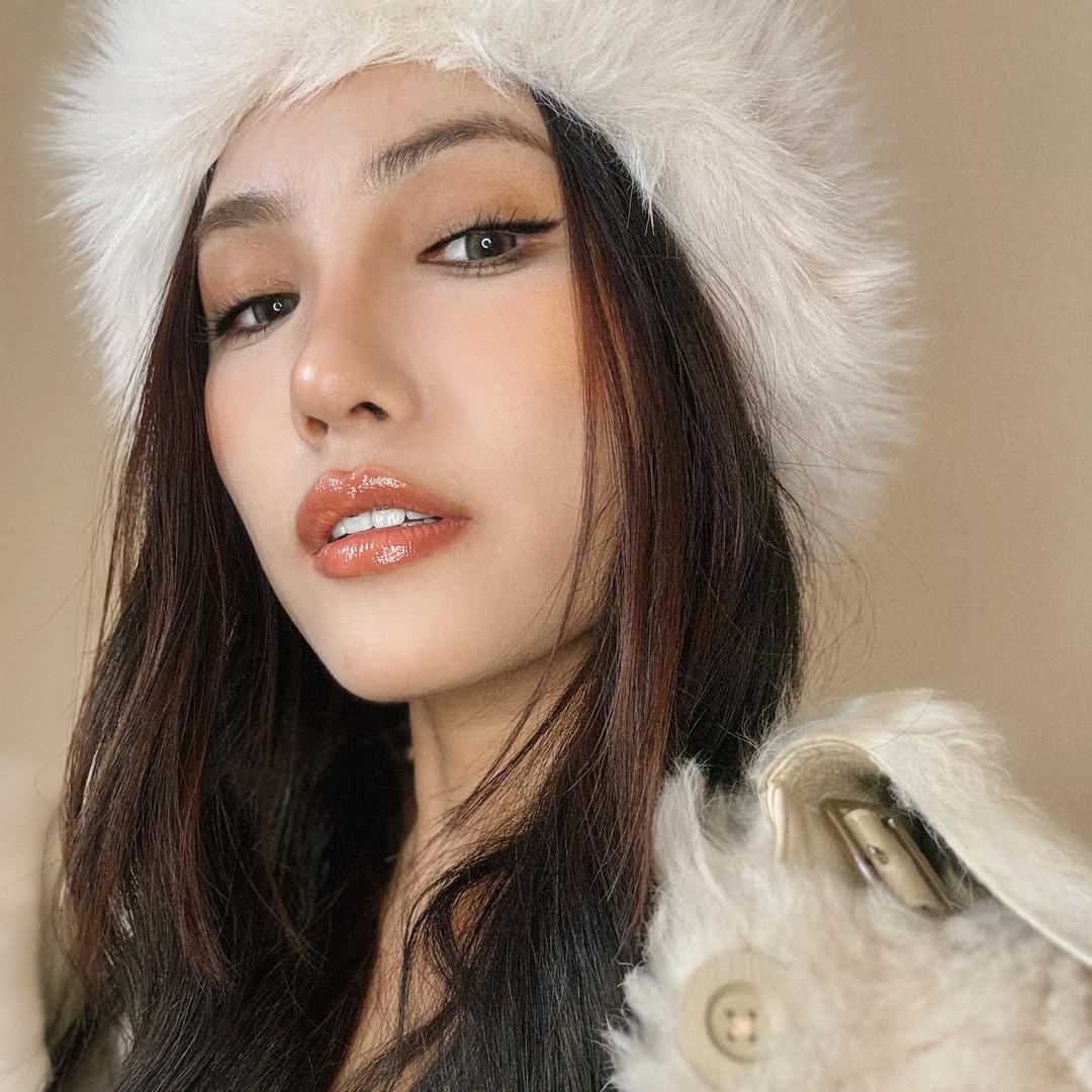爱化妆的丫头子