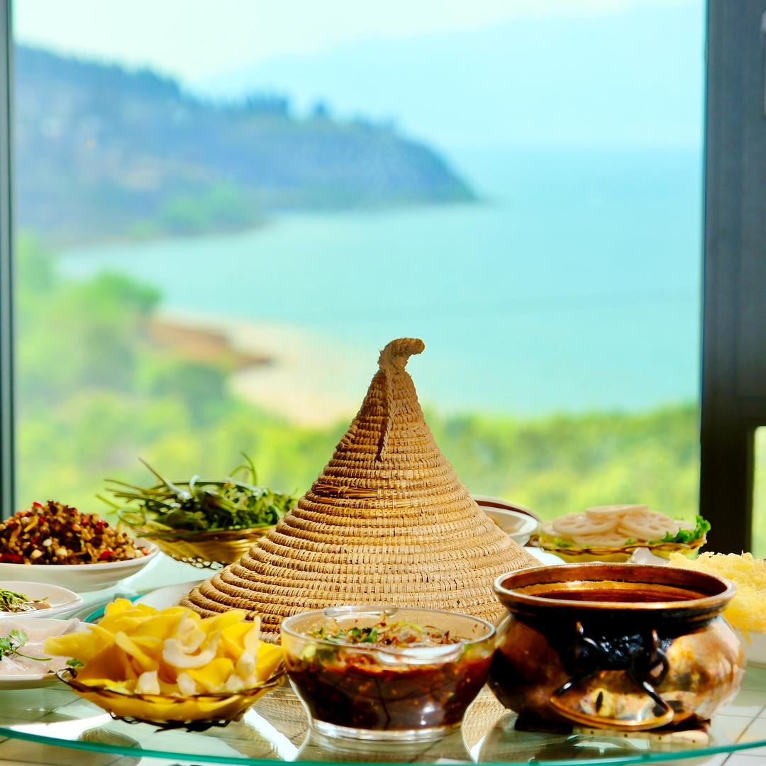 抚仙湖归心园湖景石锅鱼