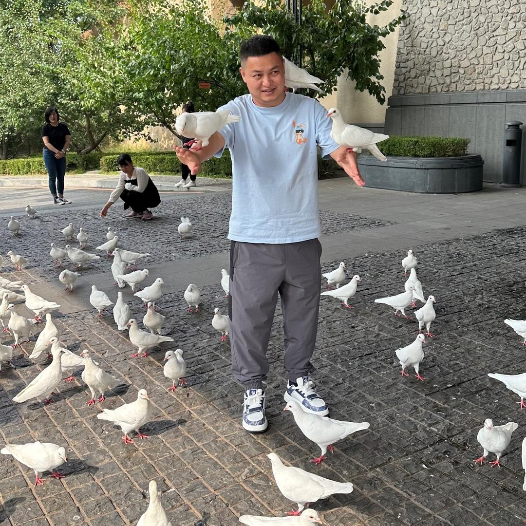 大白哥连吃带玩