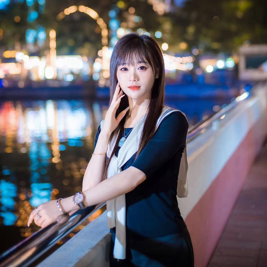 卖男装的女孩（店铺在中山古镇海州)
