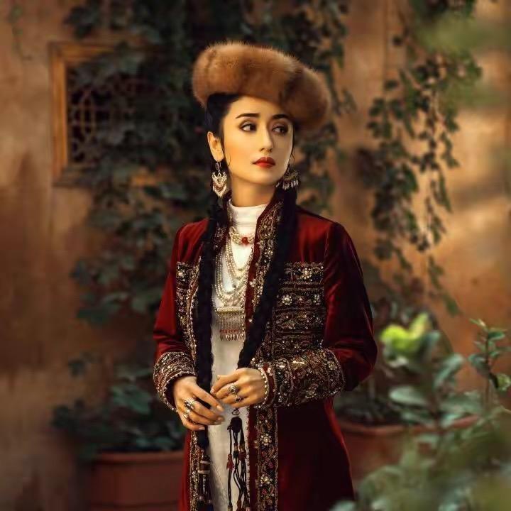 时尚民族服饰店