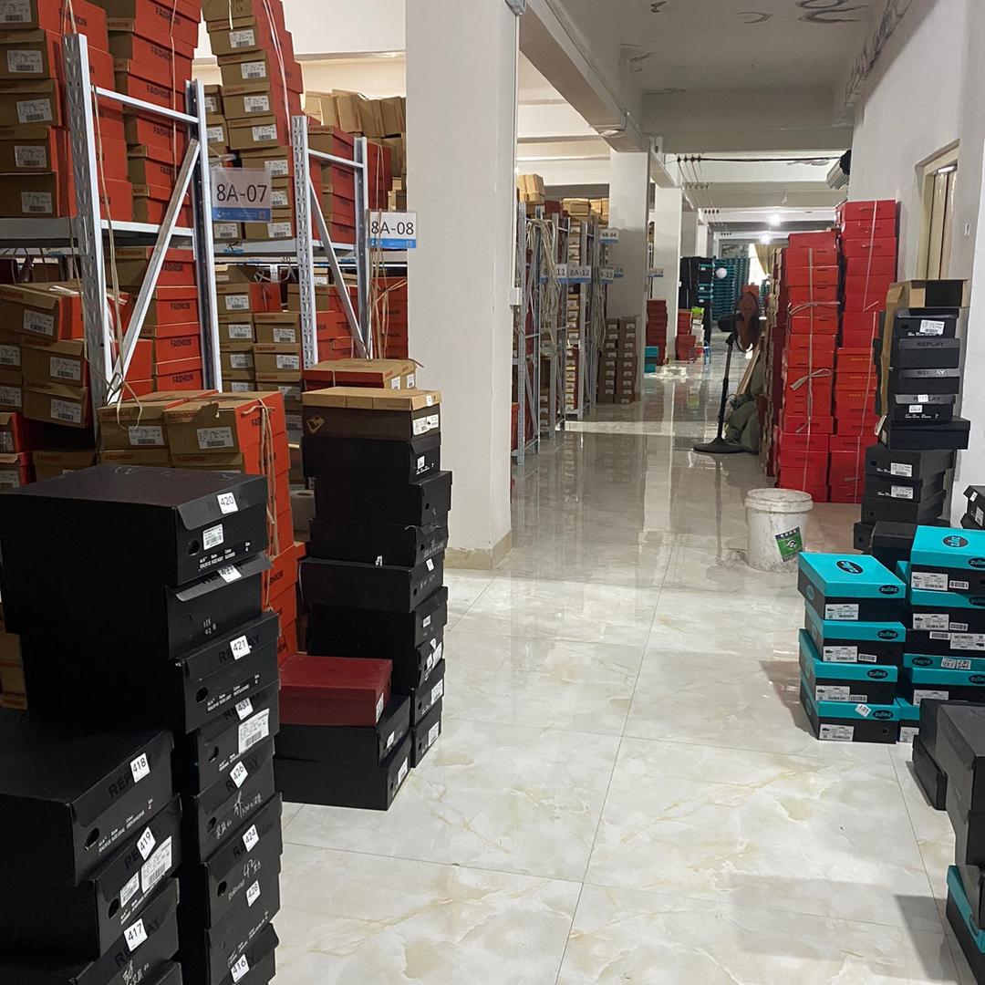 咪呢咔泉州市洛狮南贸易有限公司男子专卖店