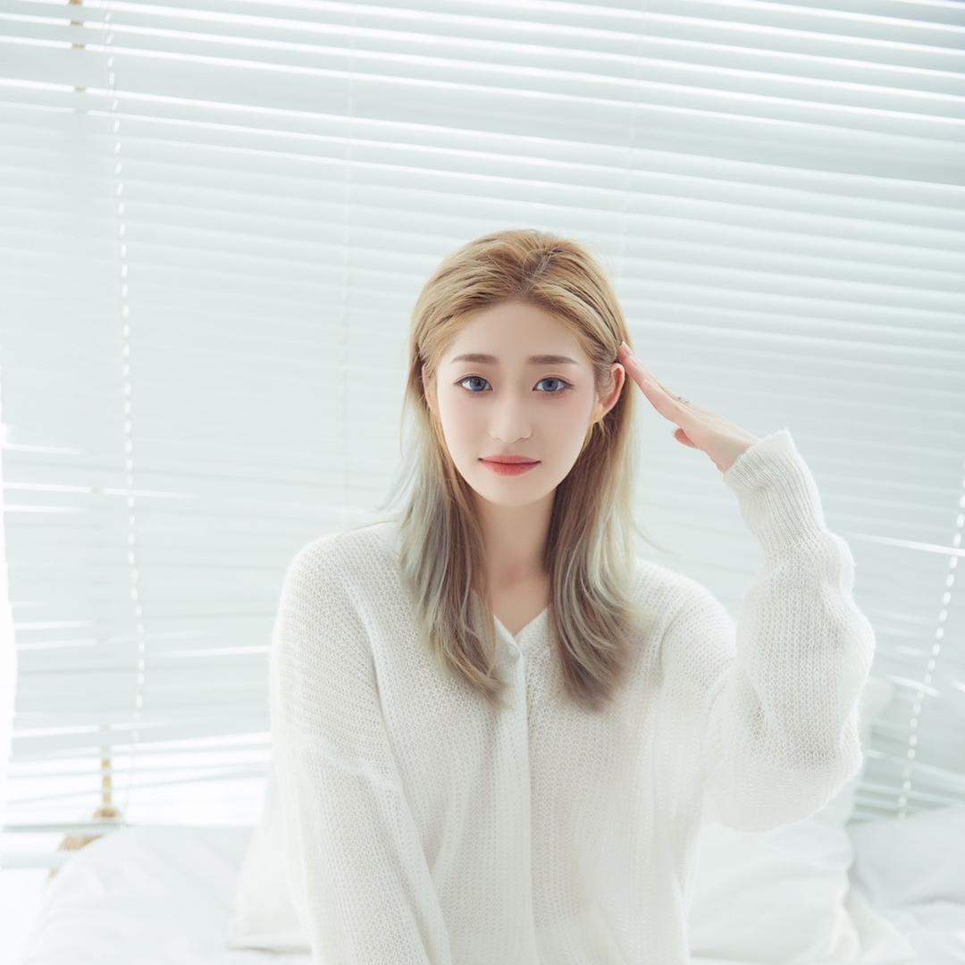 李…