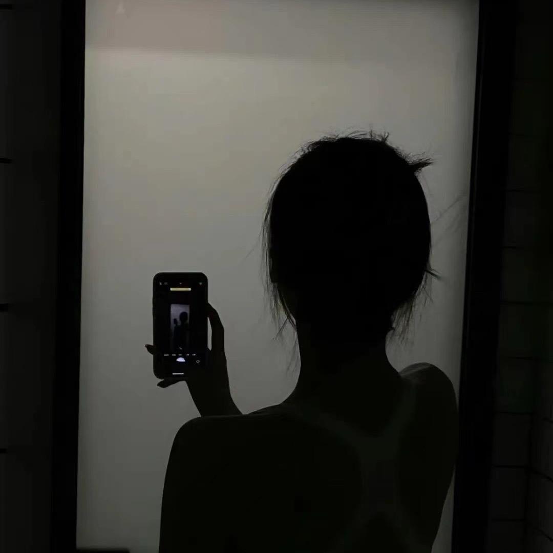 看我几分似从前