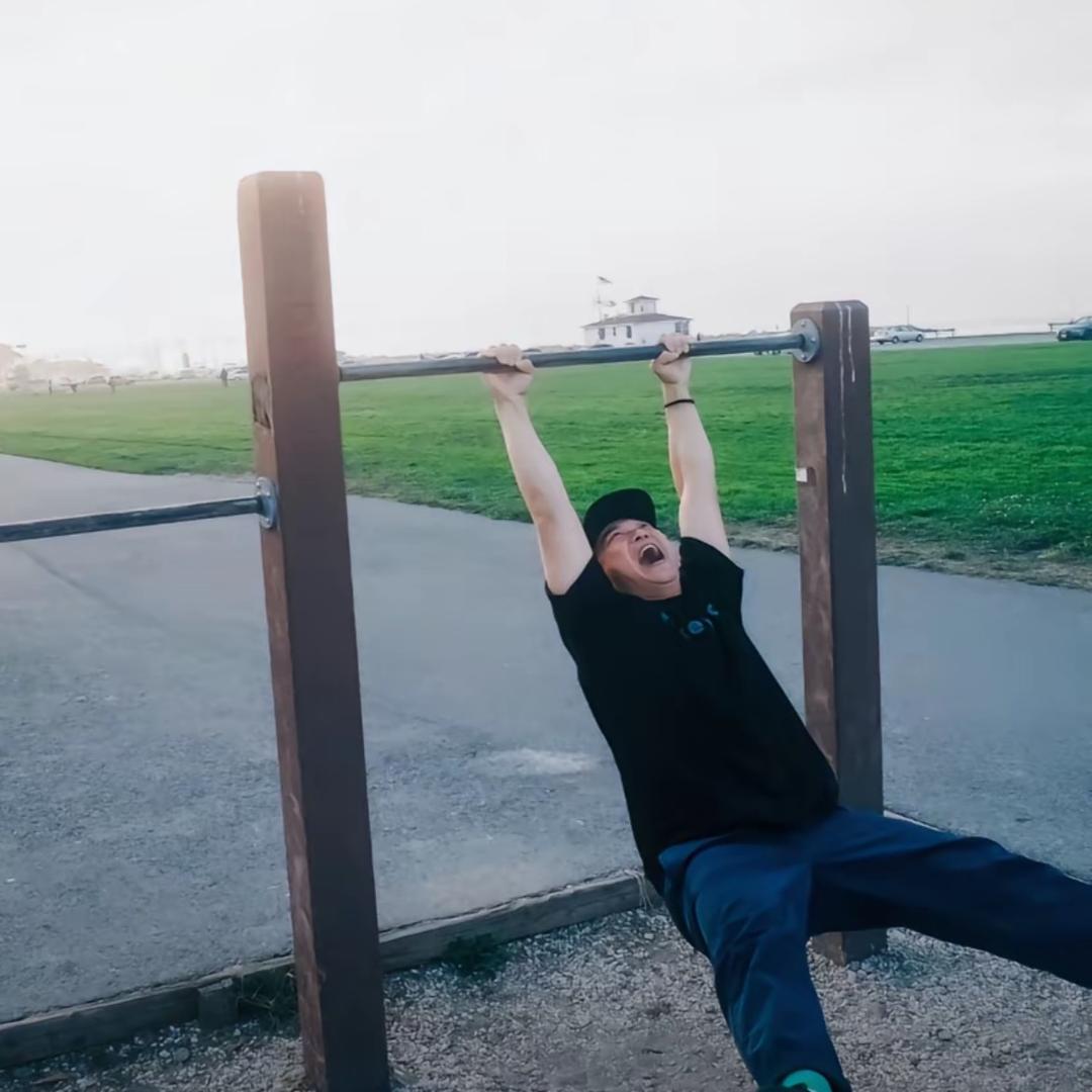 何以始终不说话