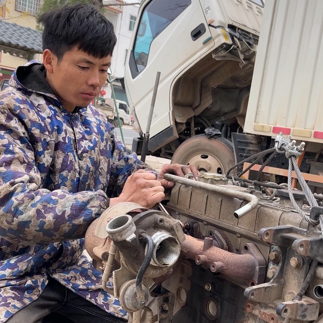 拿锤子扳手的90后