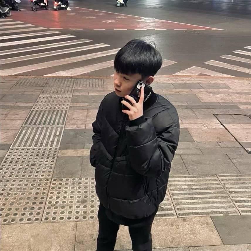 ㅤㅤㅤ ￴￴￴双眼皮那男的