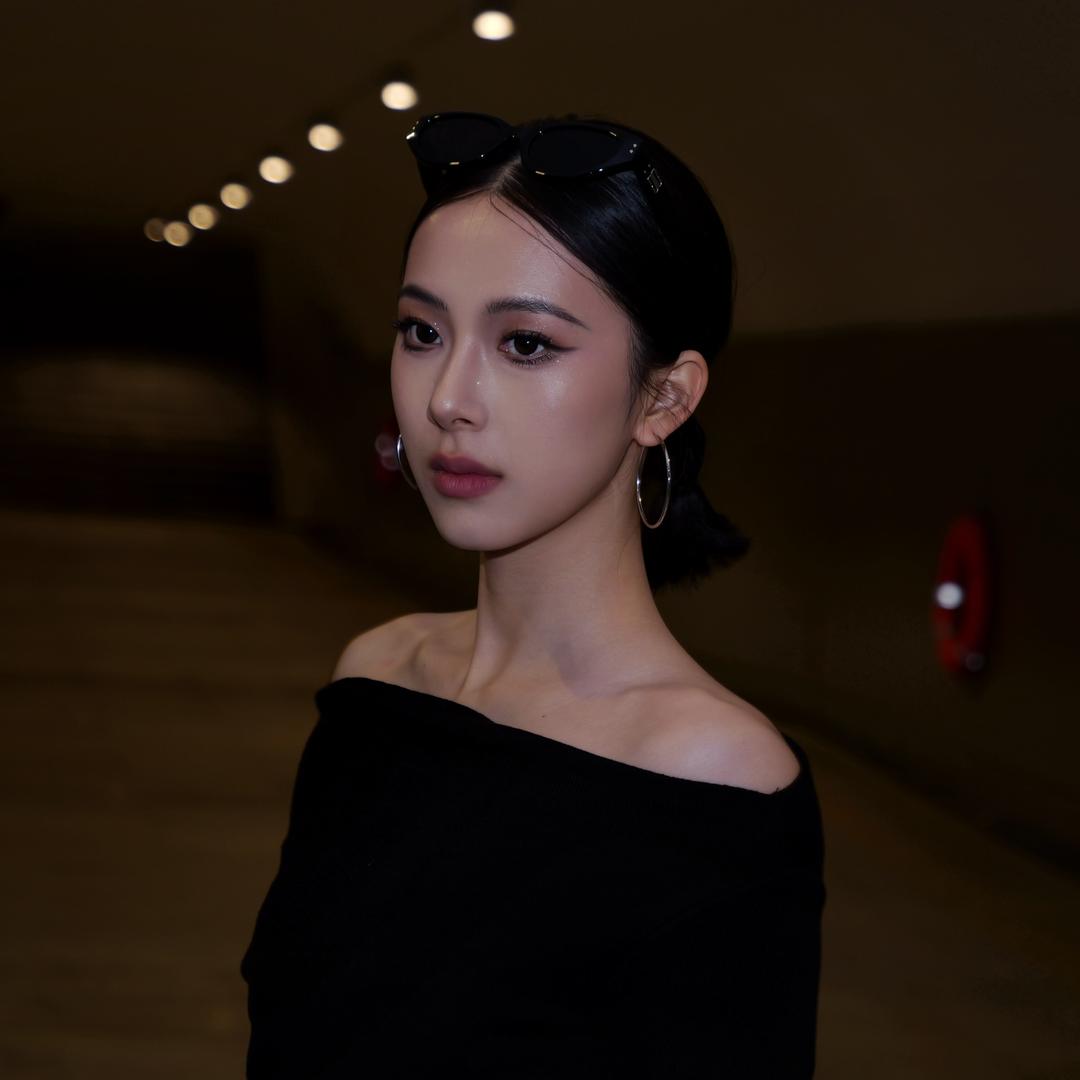 思加丽的她