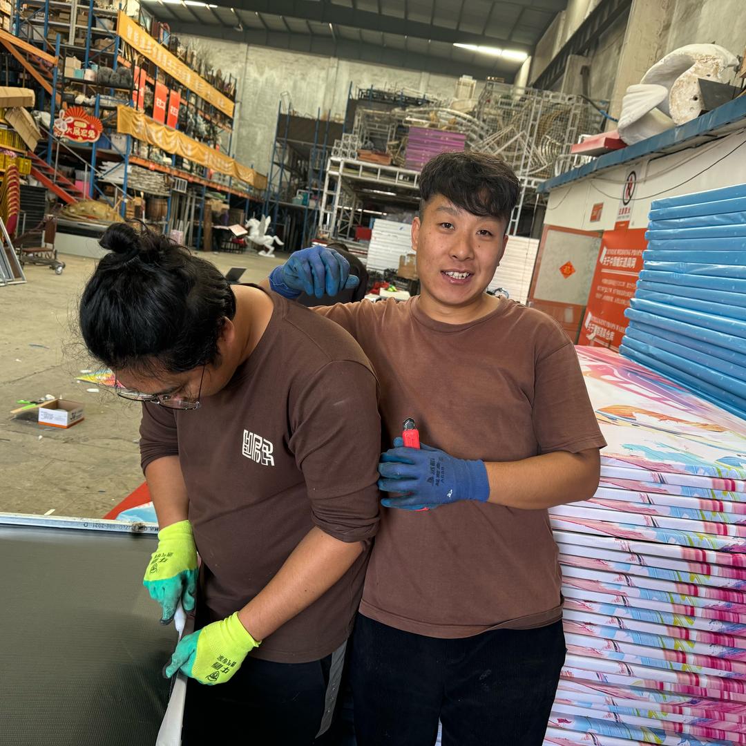 小伟和顺子的仓库生活