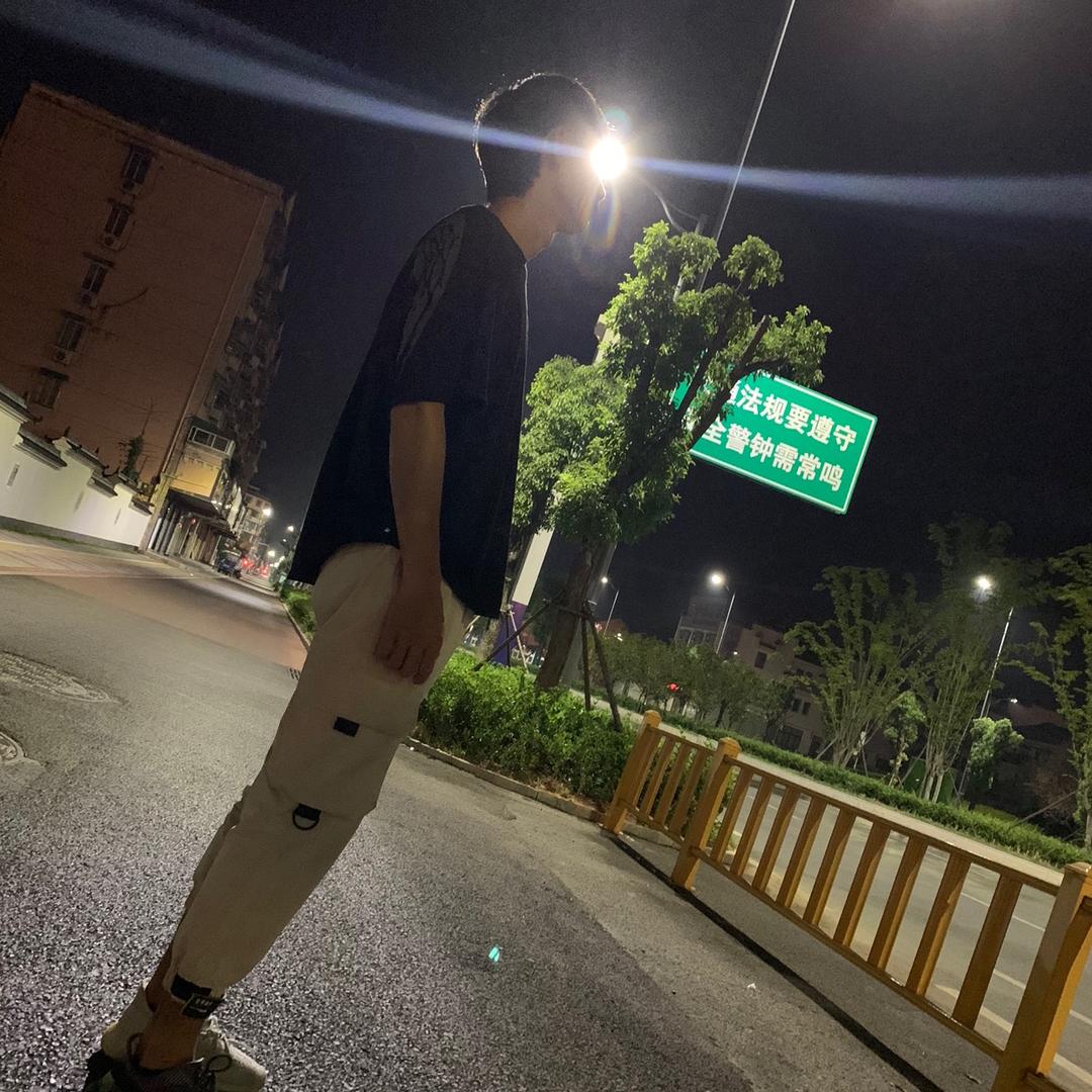 魏魏.