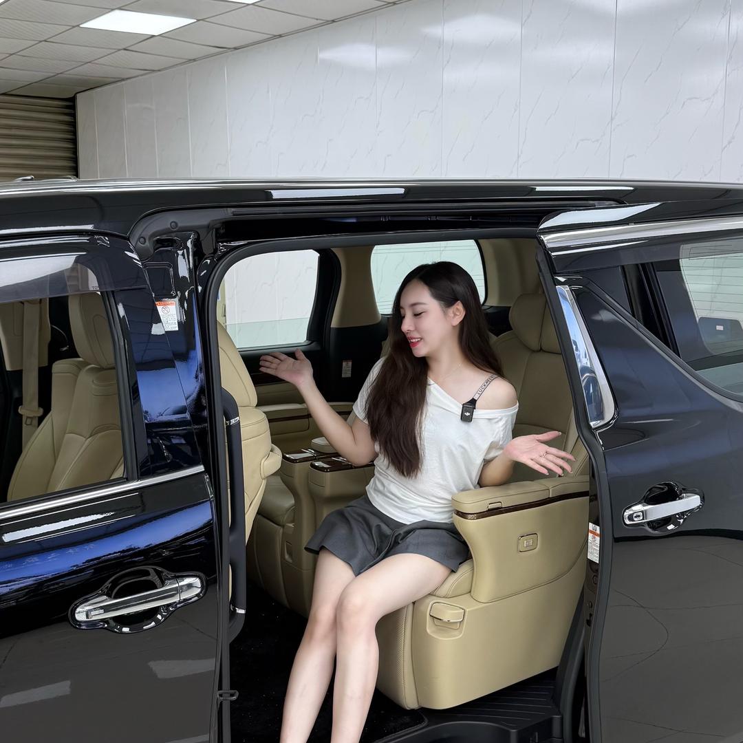 东莞弘展粤港澳名车杨杨