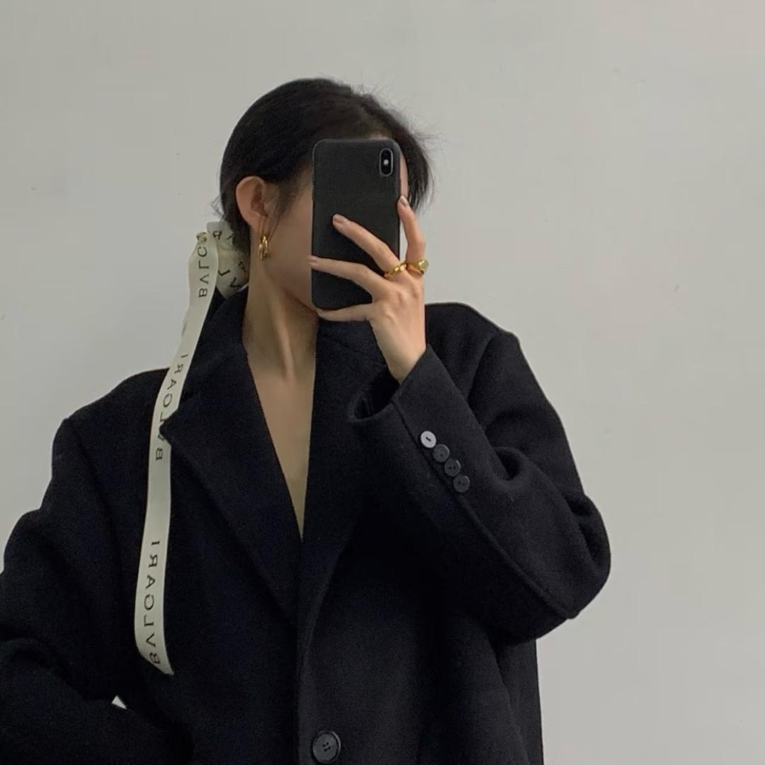 屿何.化妆间