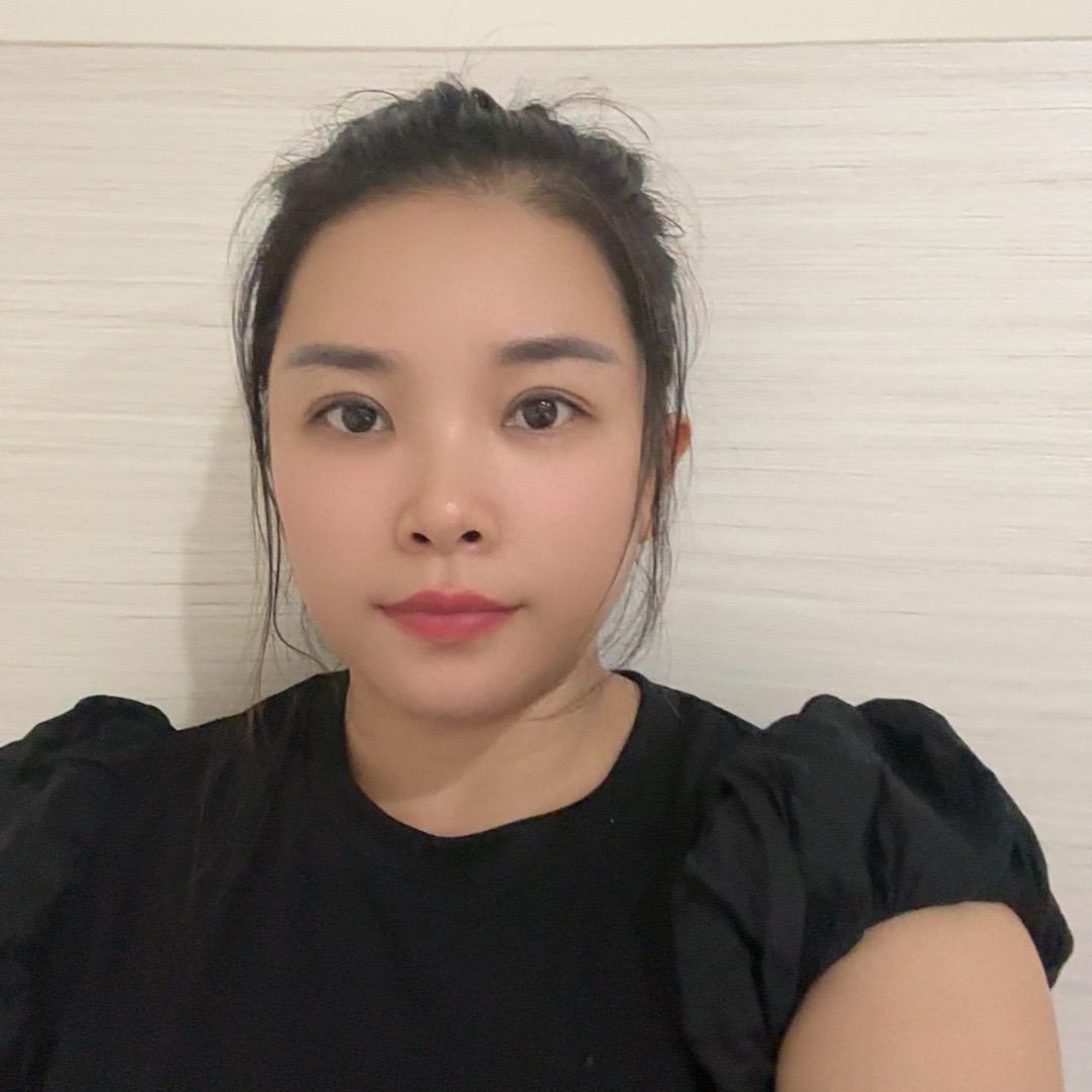 开红旗的黄小姐