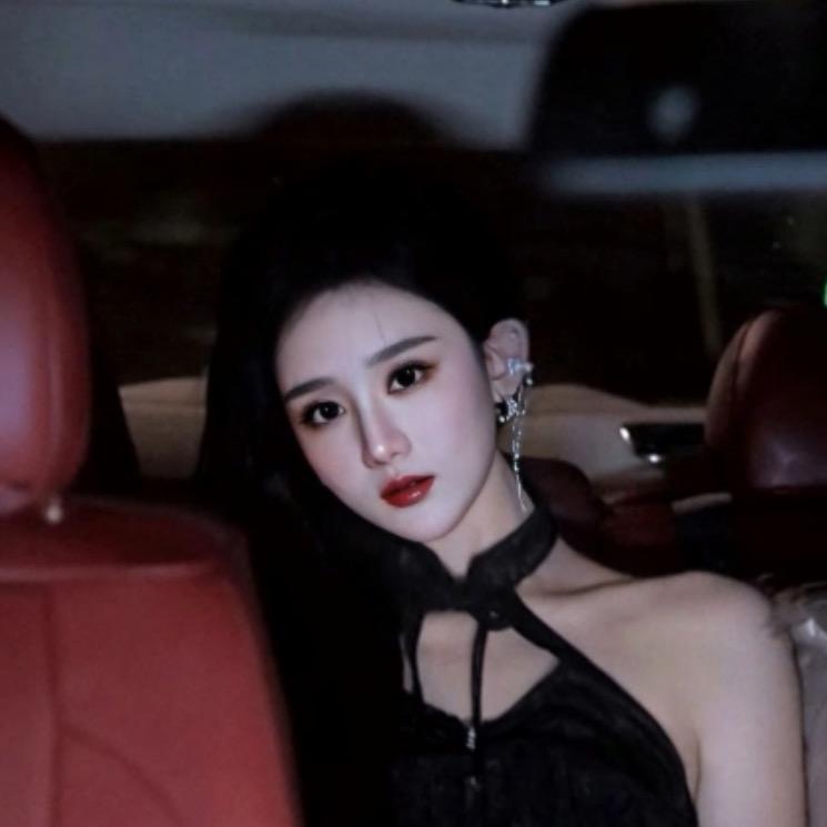 杨豆豆衣服在橱窗