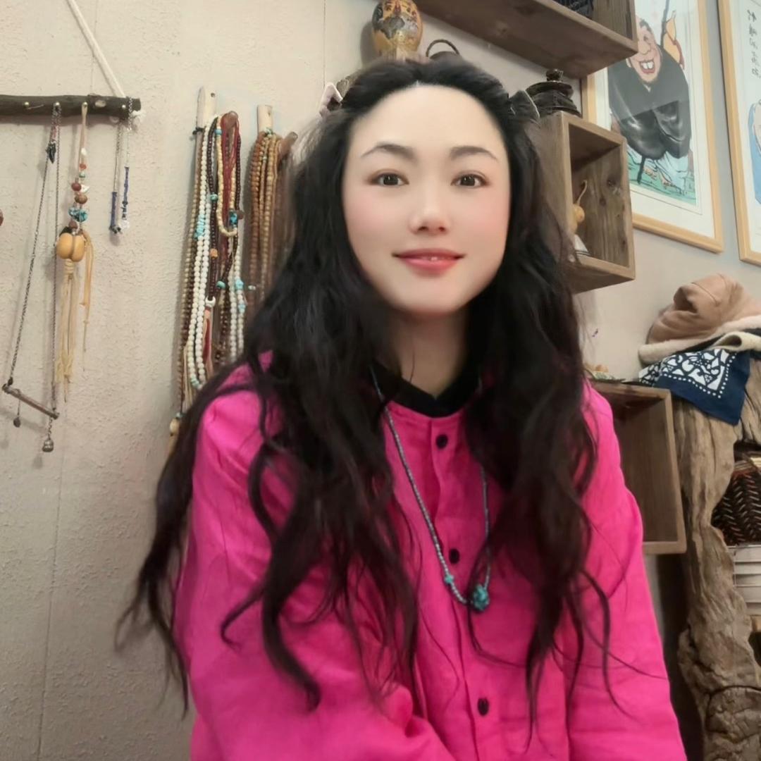小秋素衣，