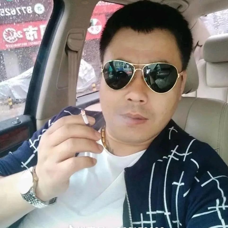 猥琐大叔爱看黑丝