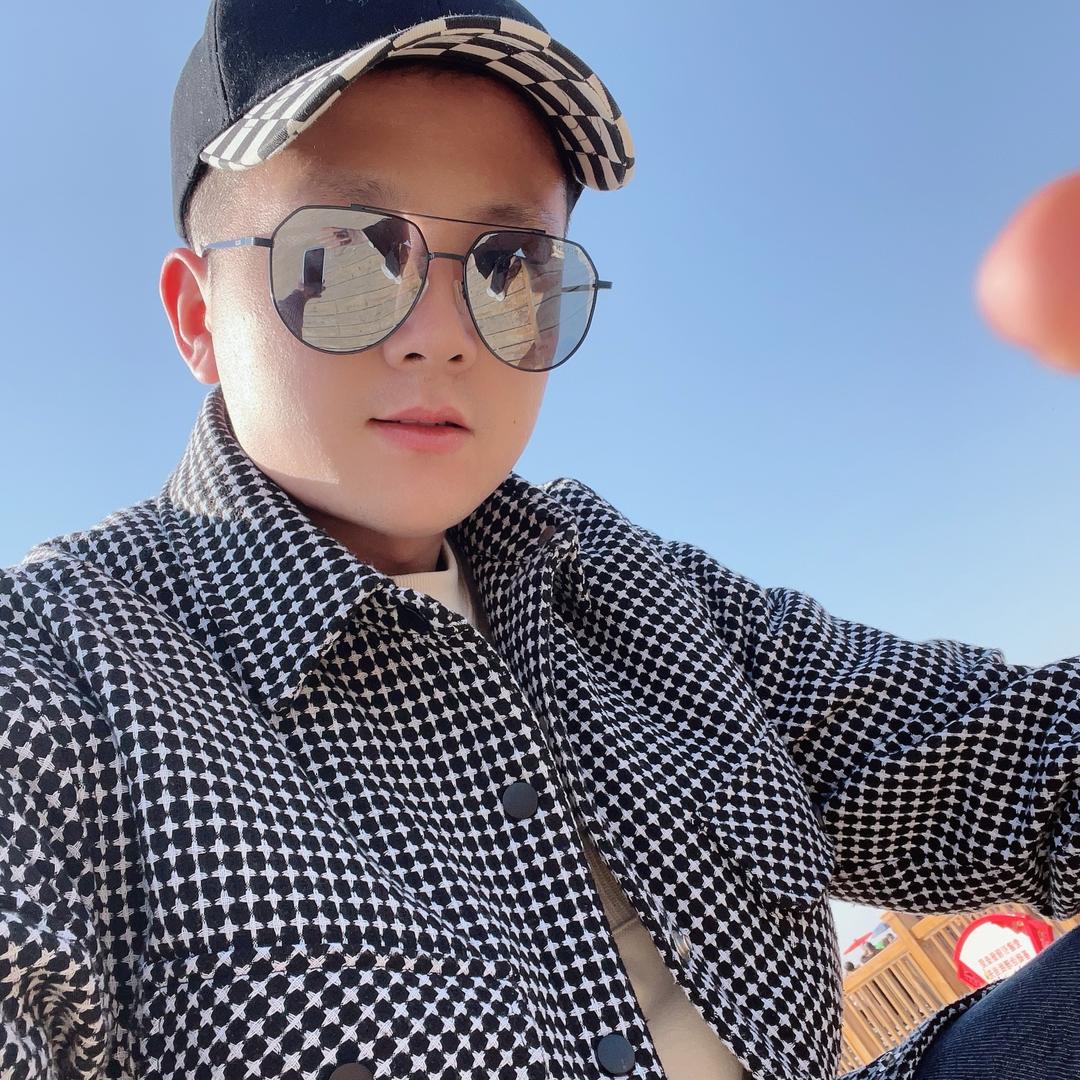 做烤肉的小伙子