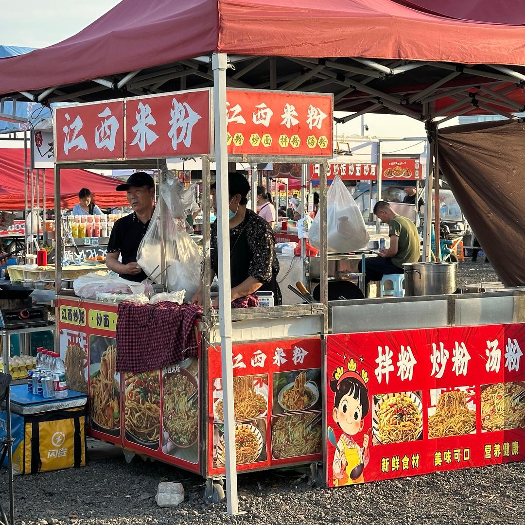 熊妈妈江西米粉（南浔夜市）大门左手进去