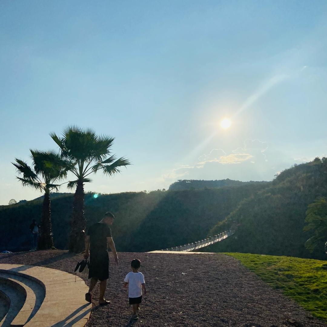 山峰之间