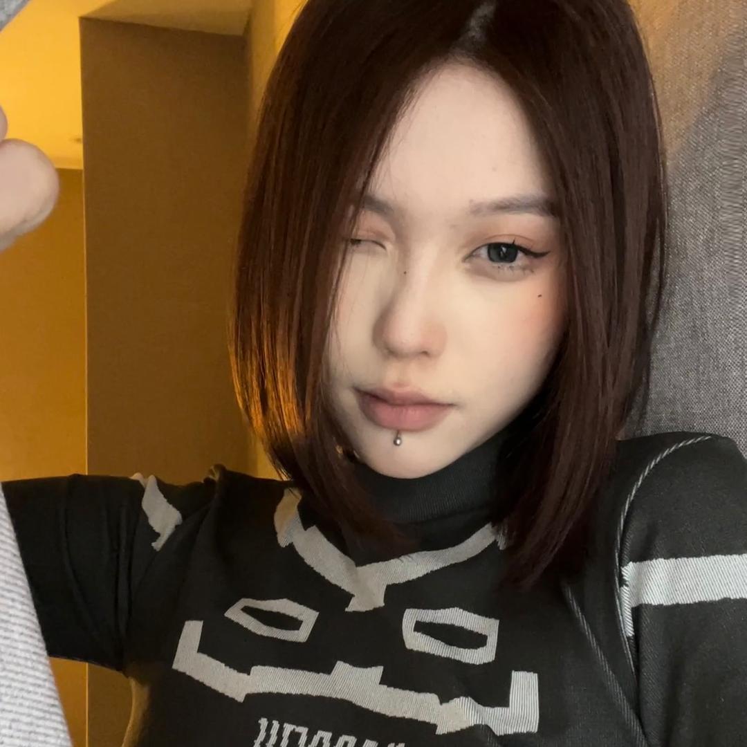 一颗小唇钉