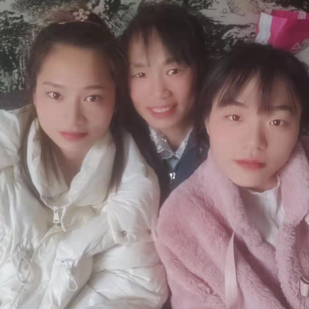 王女士一家人