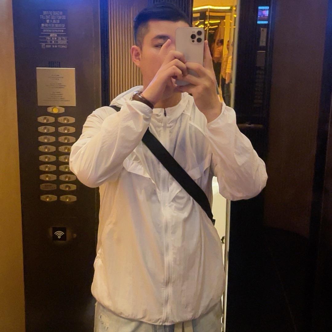 就一男的