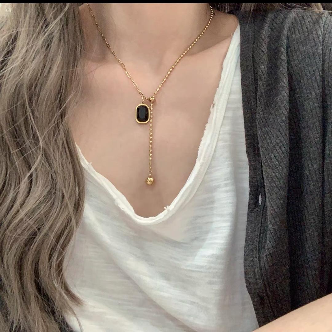 郑州宏鑫服装道具批发～