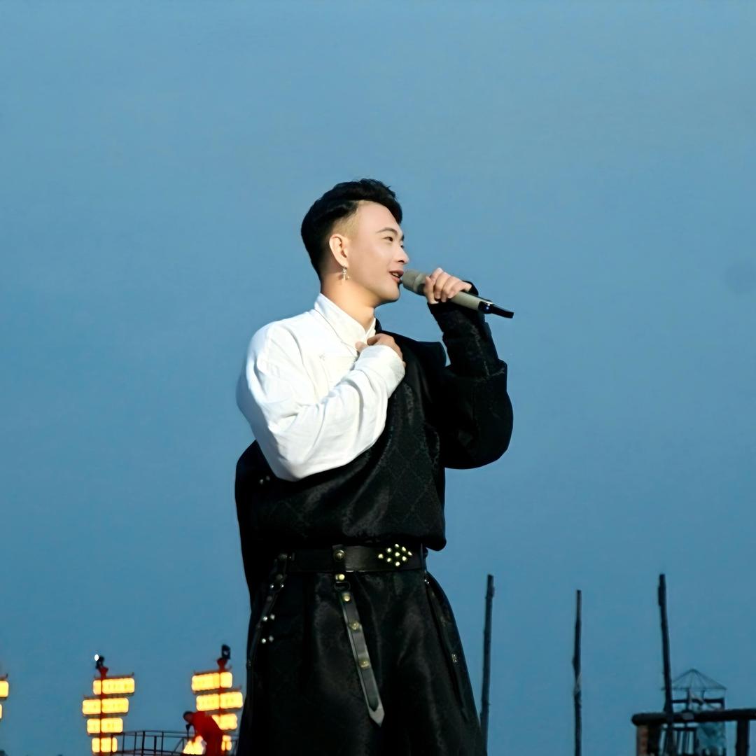 乌兰布统之夜主持人小涛