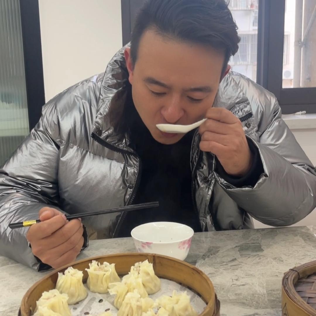 蚱蜢炒螺丝