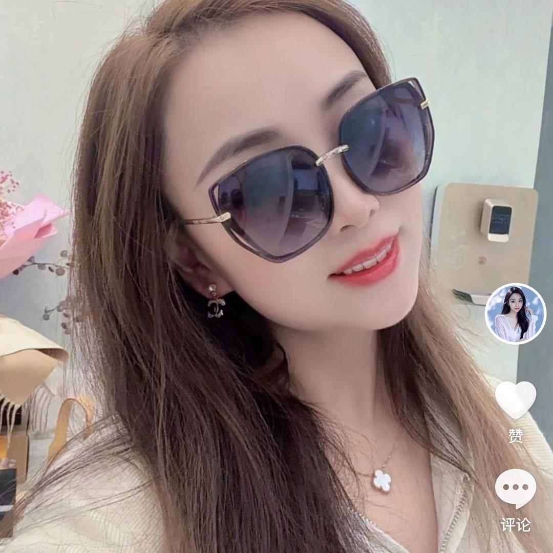 傻妞、傻傻的…………