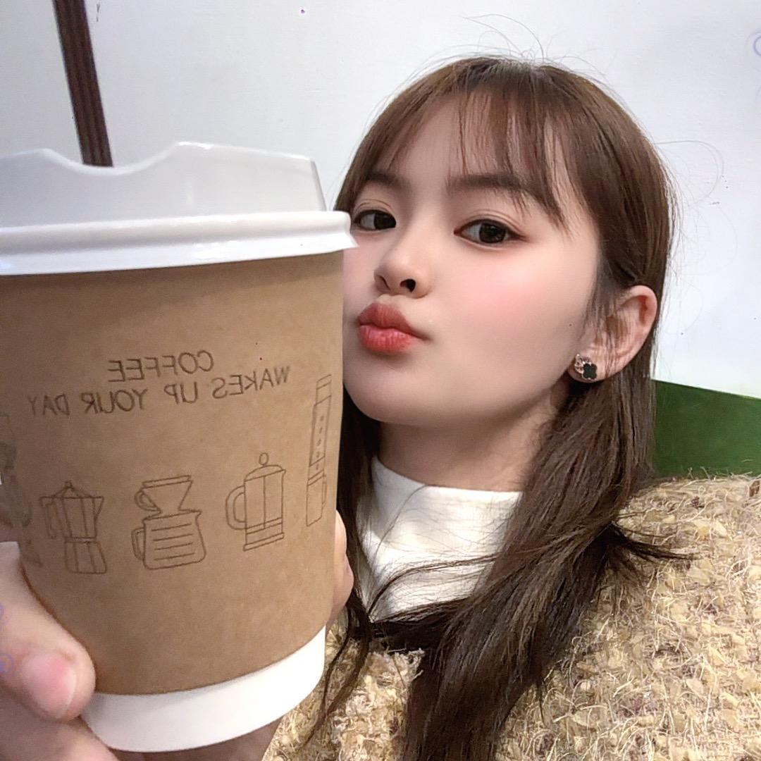 晶晶在墨红……