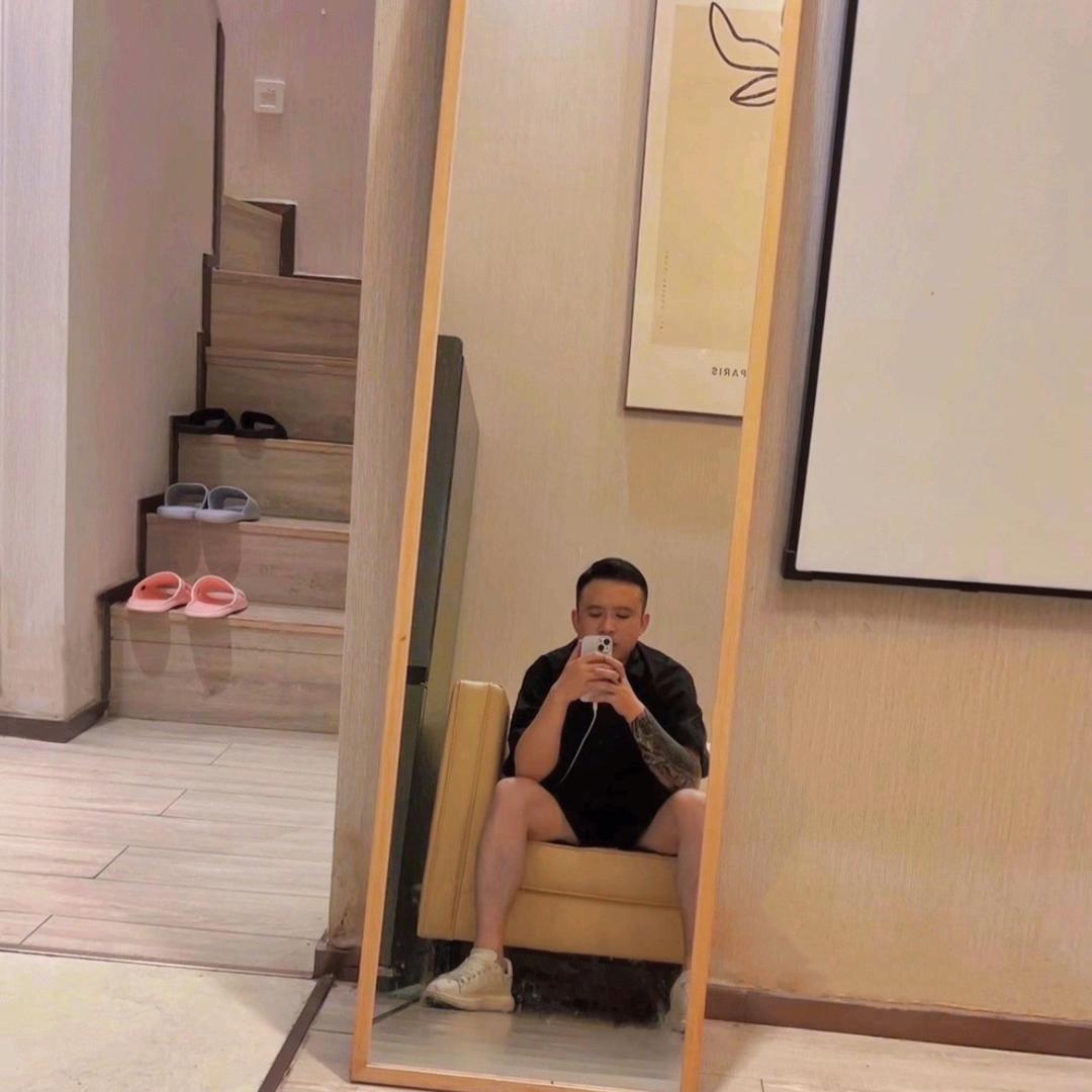 丁宇睡不着