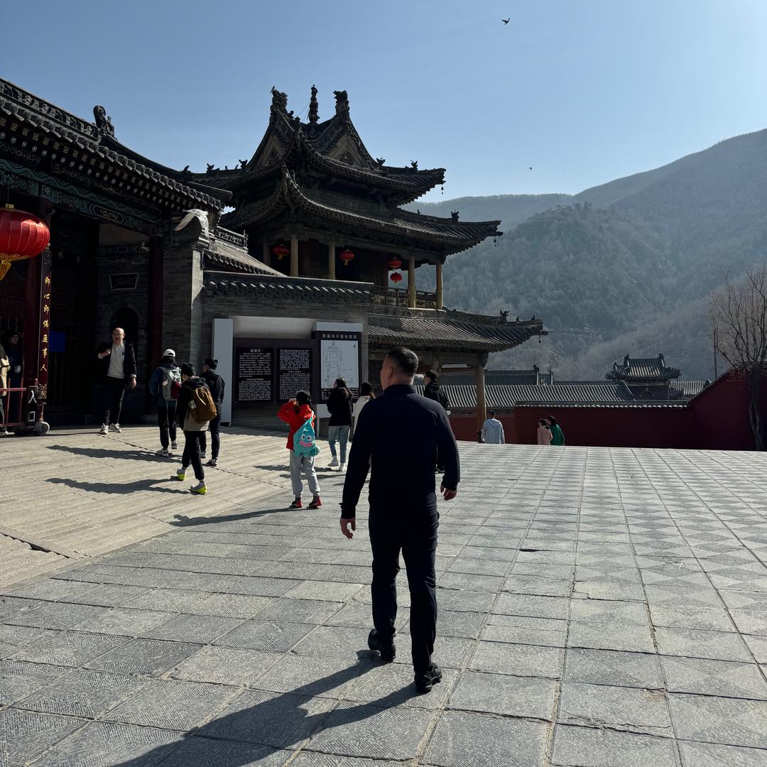 张国威