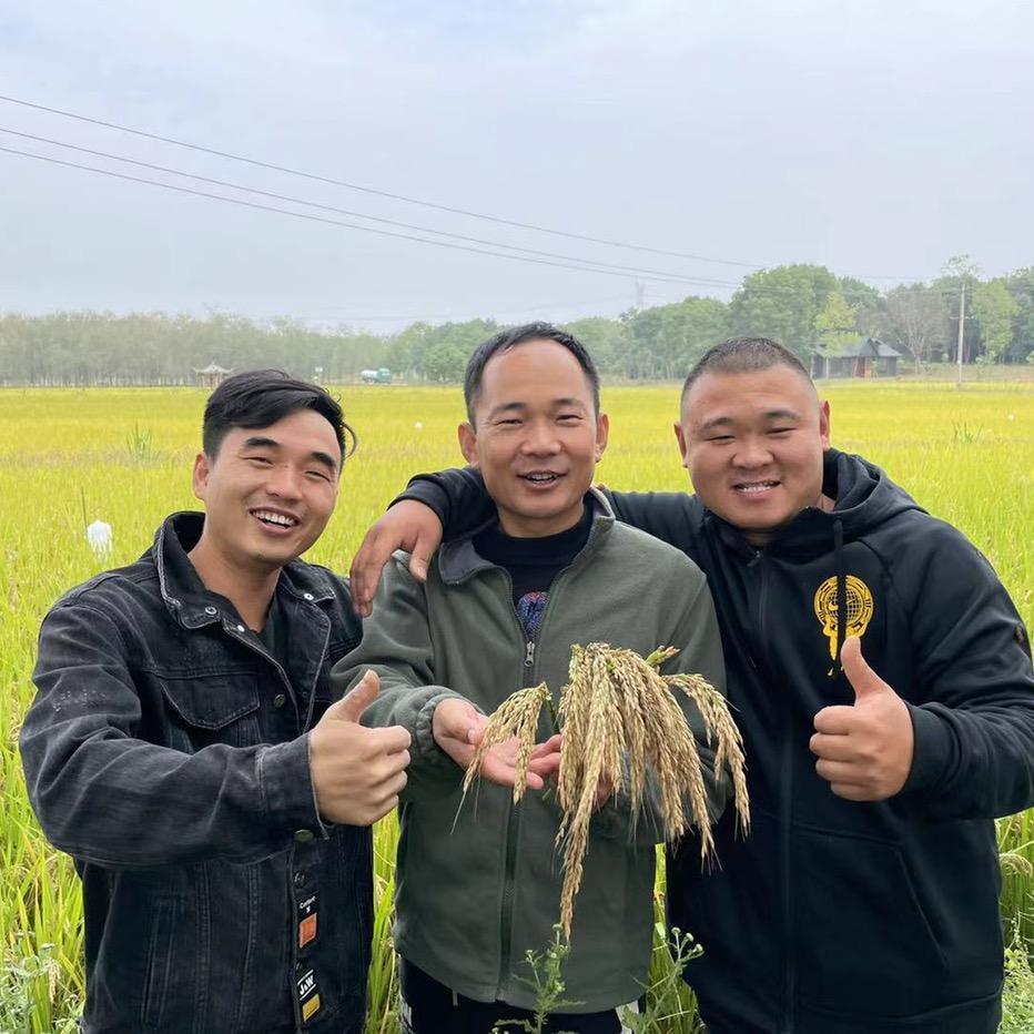 一群留守青年