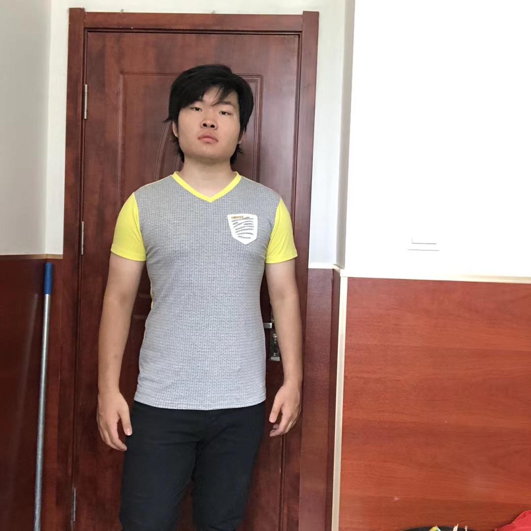 笑男孩在笑