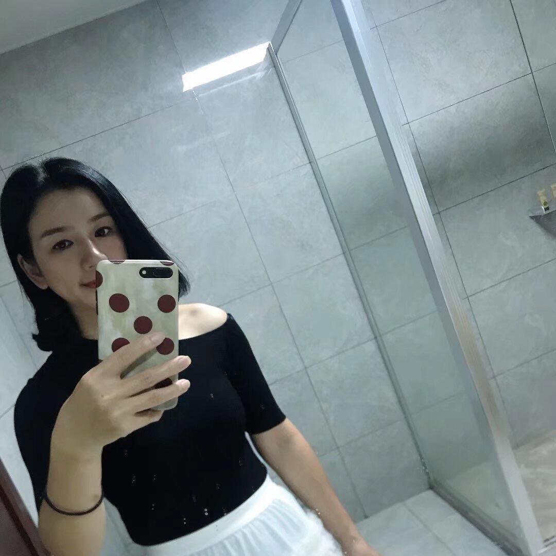 小何