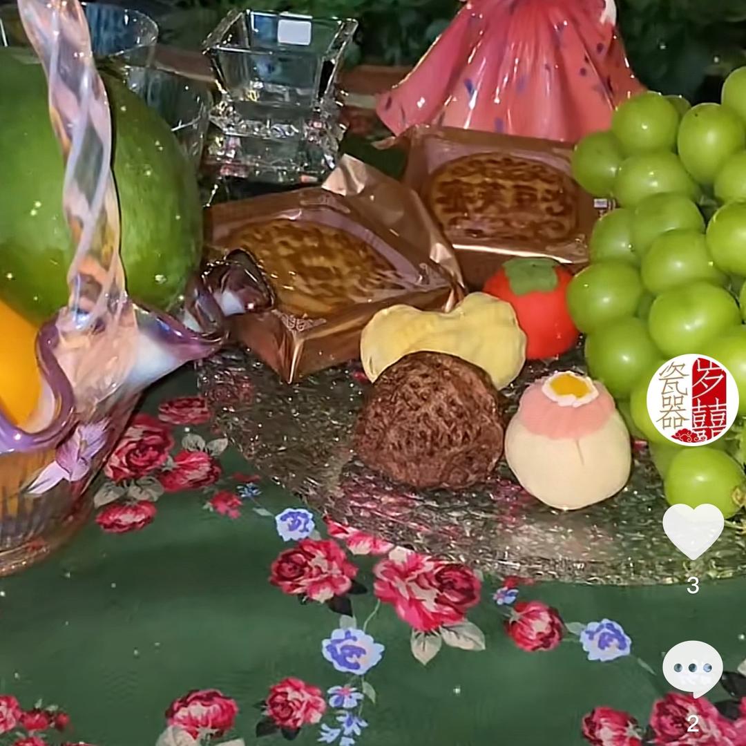 精致的骨质瓷餐具