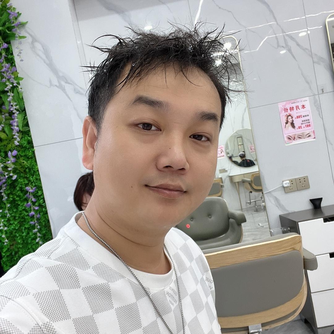 伊川发型师阿伟