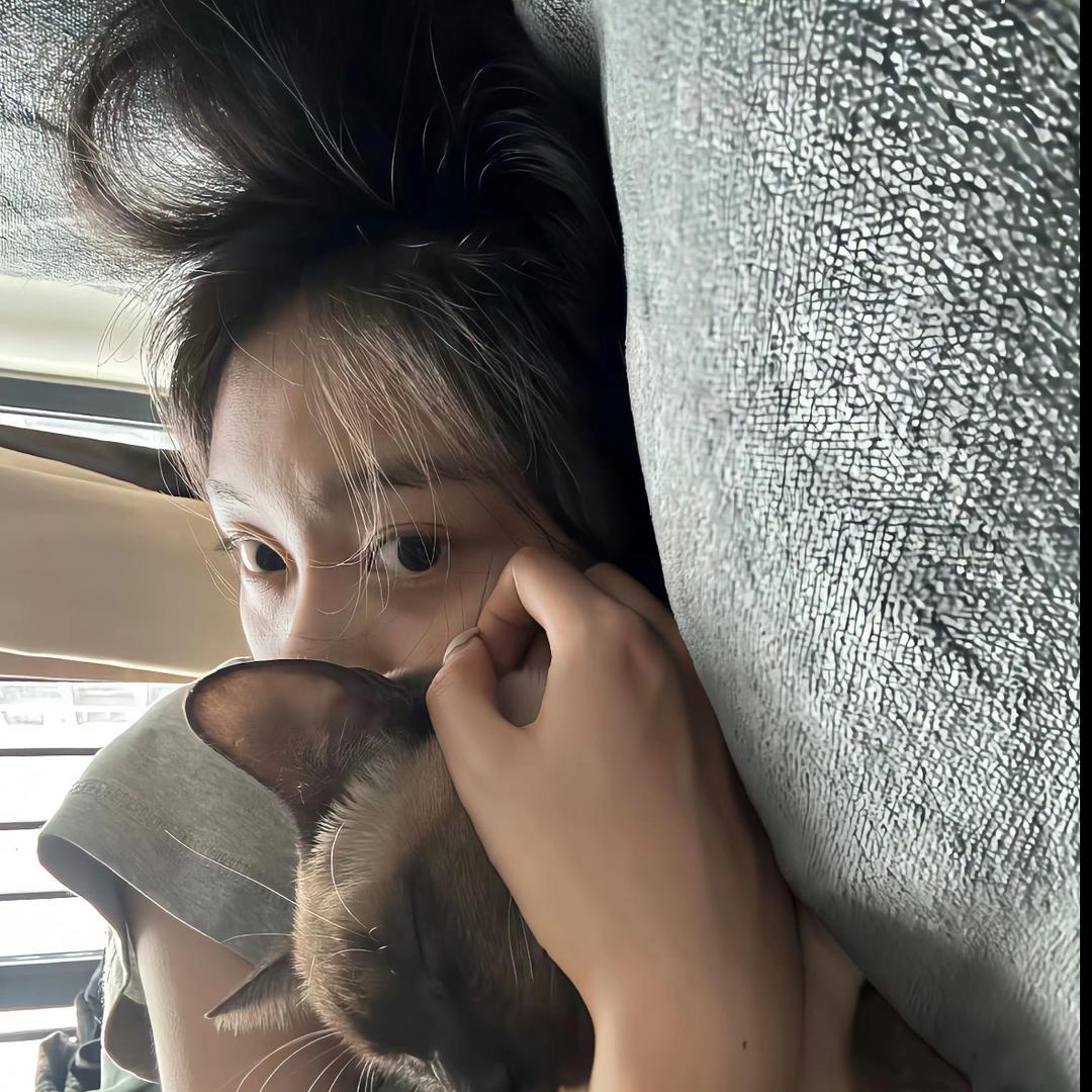 抱着香菜睡