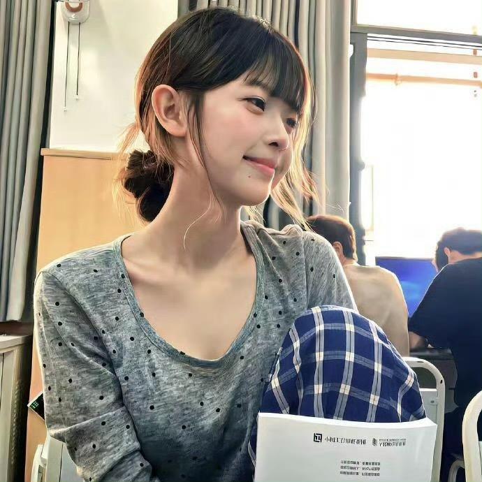 吃一口脆桃子