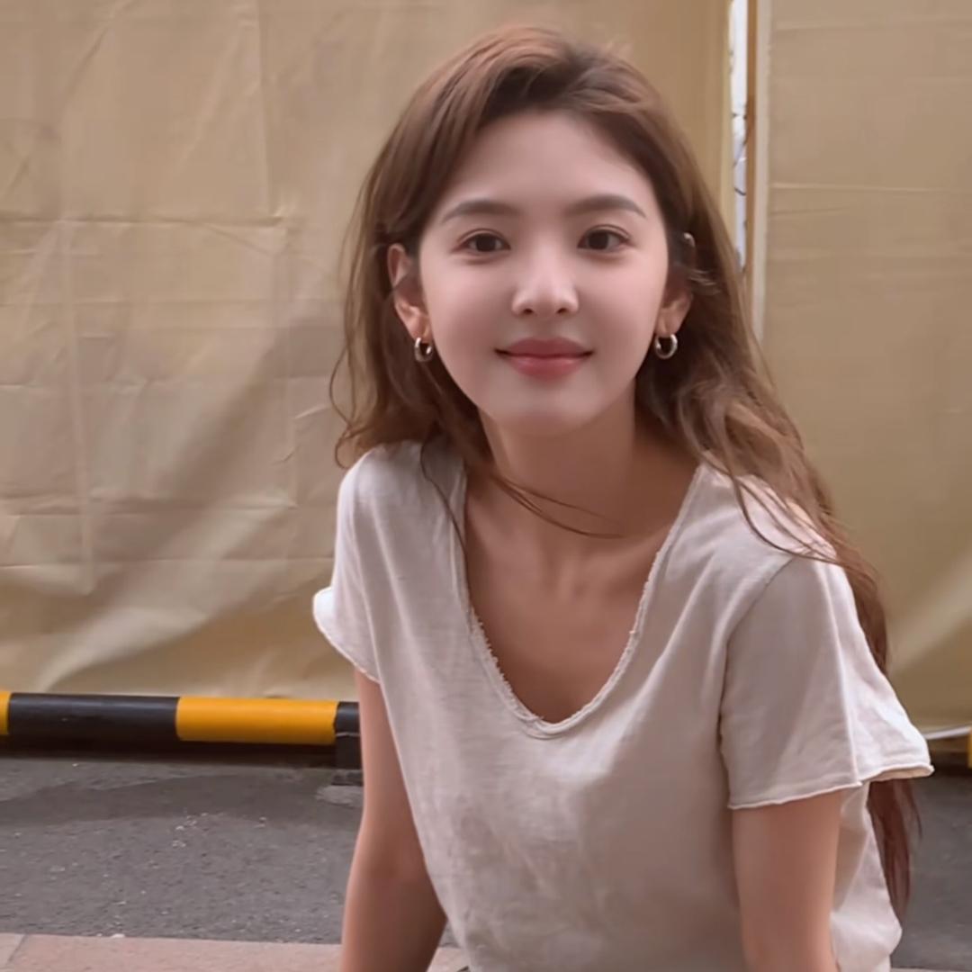 美女也会ᵉᵐᵒ