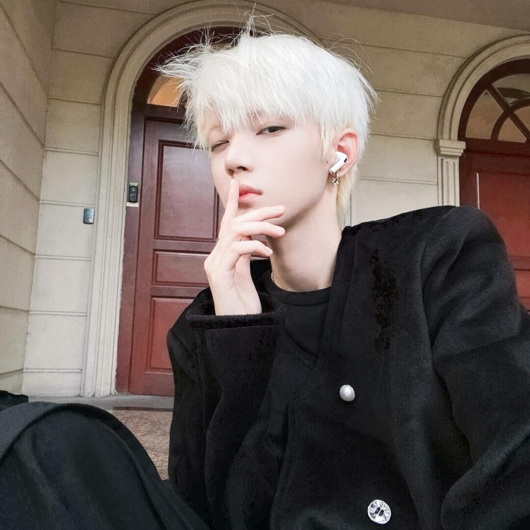 那个女的