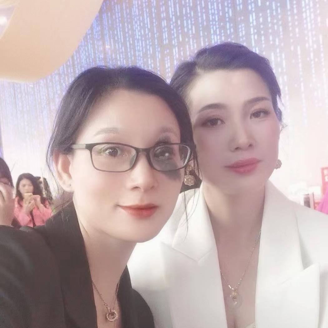 柳州卖文具姐妹俩