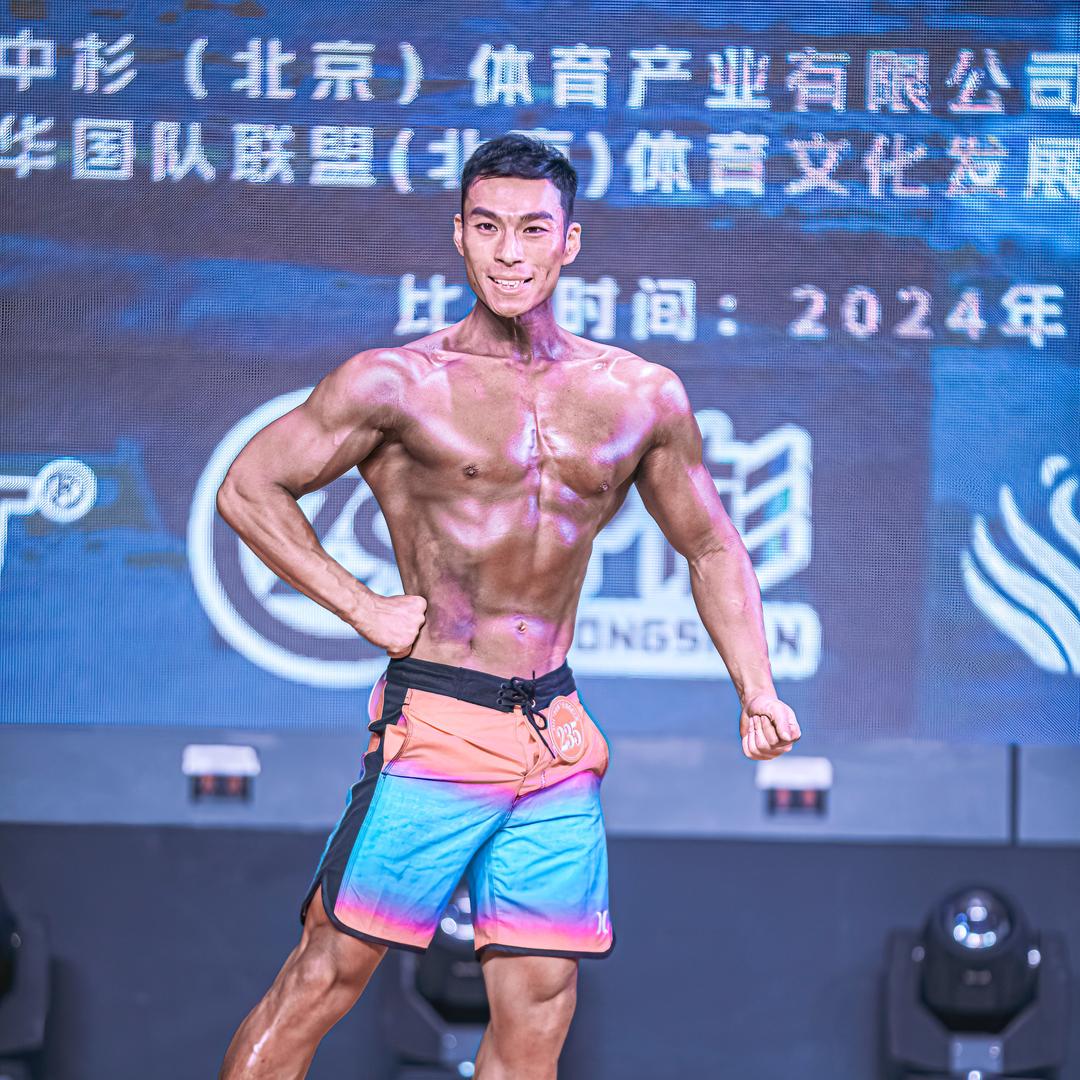 腹肌不对称的强哥