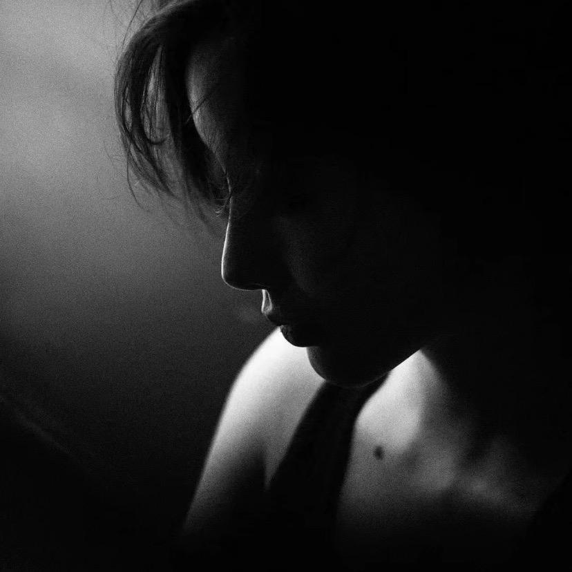 天空灰的像哭过